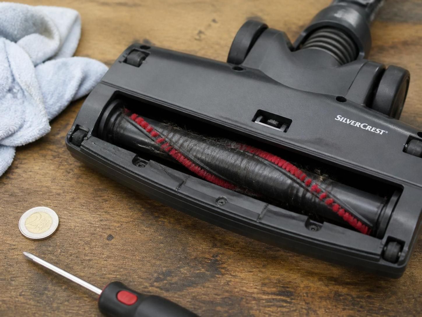 Comment démonter la brosse de l'aspirateur Silvercrest 1 découvrez comment démonter facilement la brosse de votre aspirateur silvercrest grâce à notre guide étape par étape, pour un entretien optimal et une performance durable.