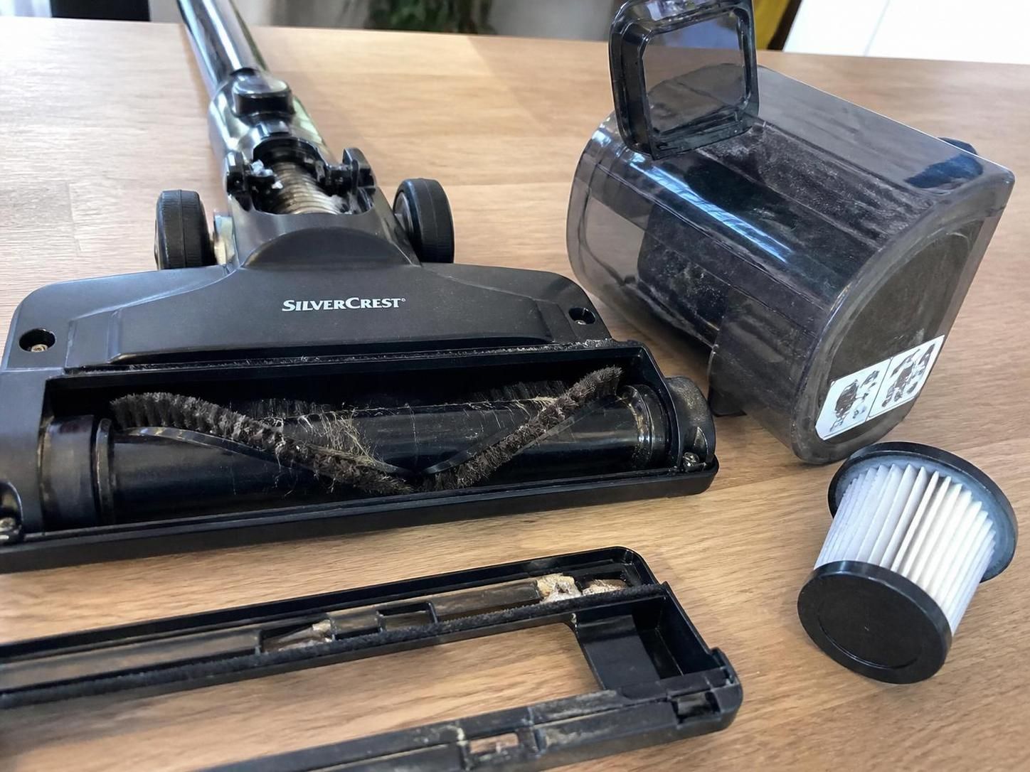 Comment nettoyer le balai de l'aspirateur Silvercrest 1 découvrez nos astuces simples et efficaces pour nettoyer le balai de votre aspirateur silvercrest et maintenir ses performances comme au premier jour.