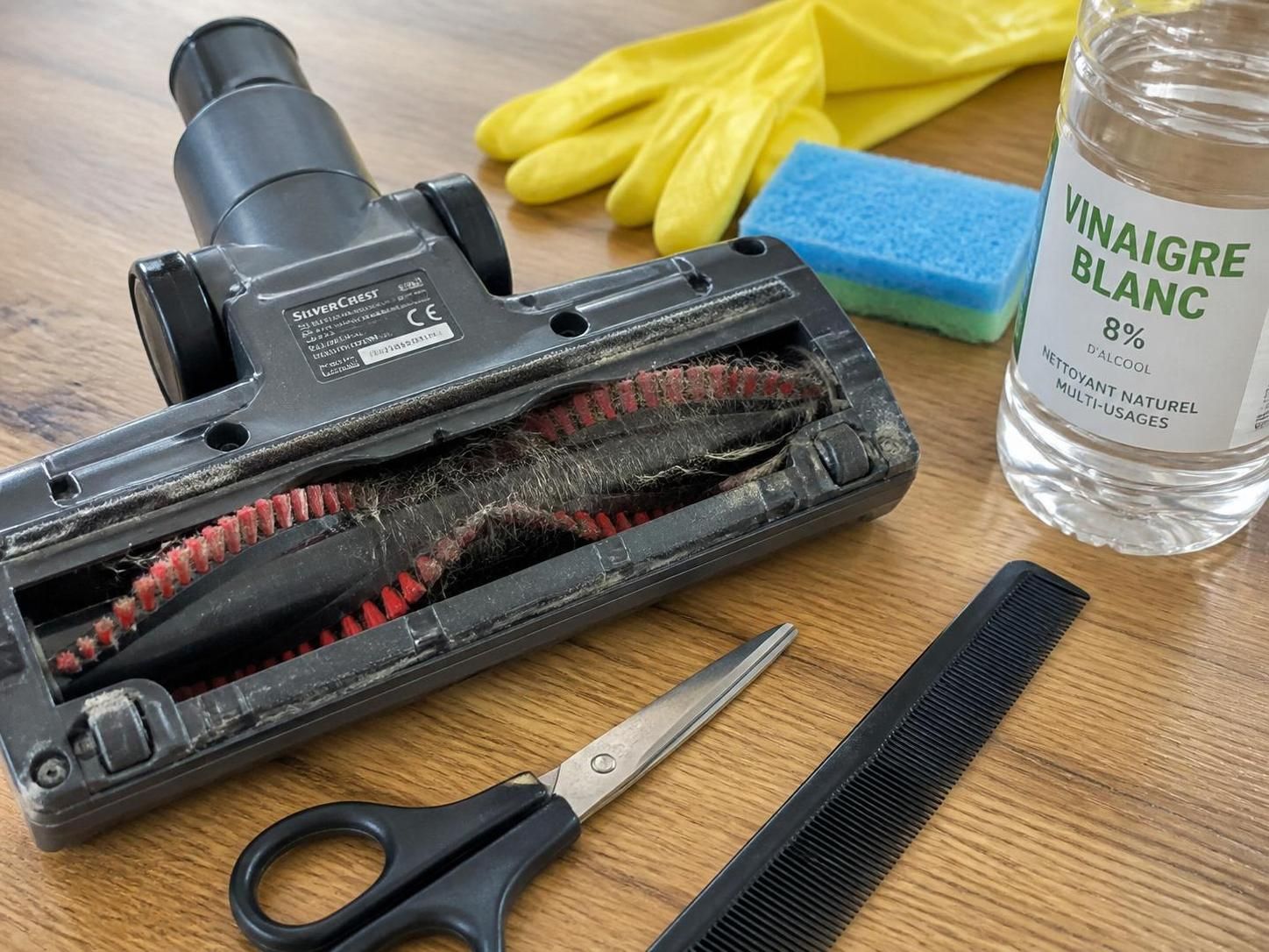 Comment nettoyer les cheveux sur la brosse de l'aspirateur Silvercrest 1 découvrez comment nettoyer efficacement les cheveux sur la brosse de votre aspirateur silvercrest pour garantir des performances optimales et prolonger la durée de vie de votre appareil.