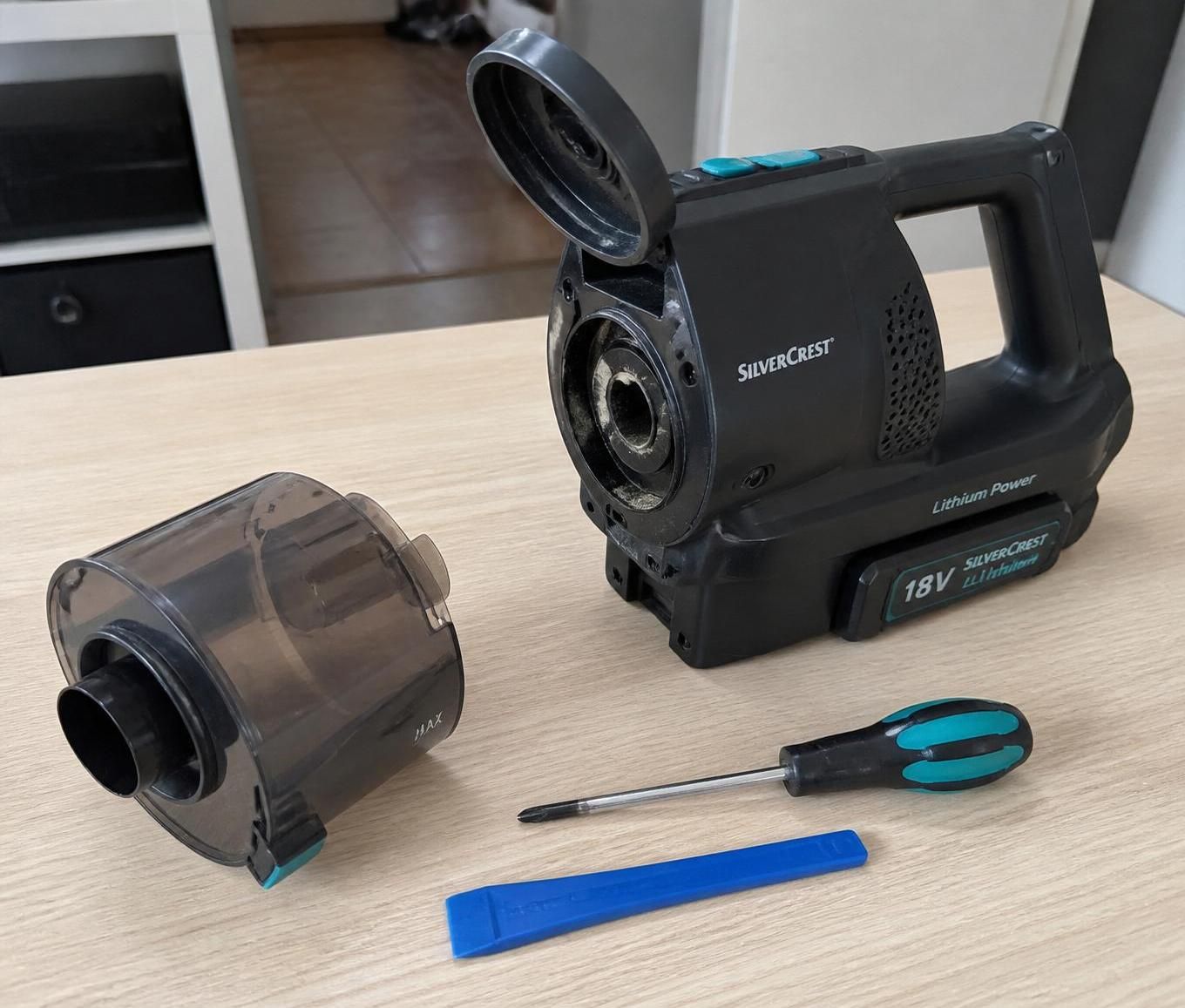 Comment ouvrir l'aspirateur lithium power Silvercrest 1 découvrez comment ouvrir facilement l'aspirateur lithium power silvercrest grâce à notre guide étape par étape, pour un entretien rapide et efficace.