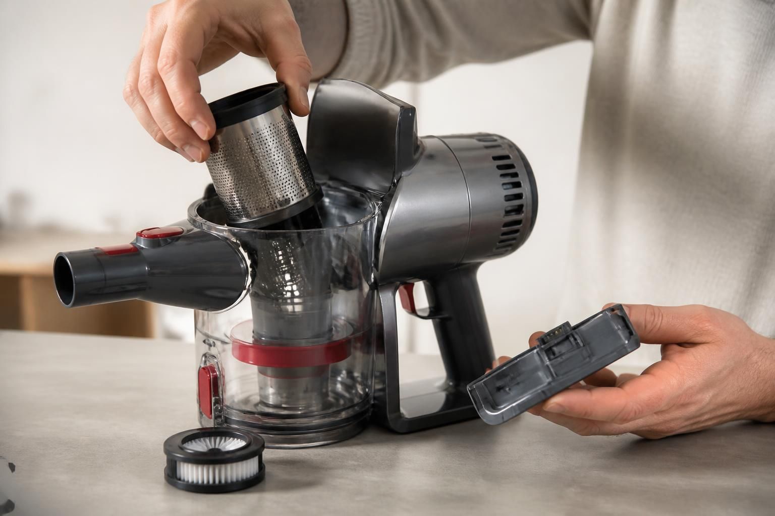 Comment ouvrir l'aspirateur lithium power Silvercrest 1 découvrez comment ouvrir facilement l'aspirateur lithium power silvercrest grâce à notre guide étape par étape, pour un entretien rapide et efficace.